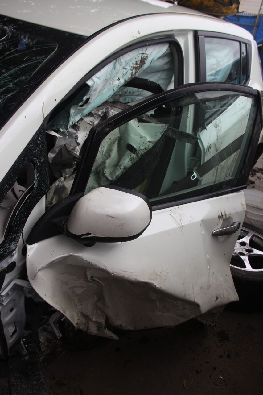 Unfall Autos verkaufen ist bei KFZ Ankauf Balhas möglich. Dieses Foto stellt ein beschädigtes Fahrzeug dar.